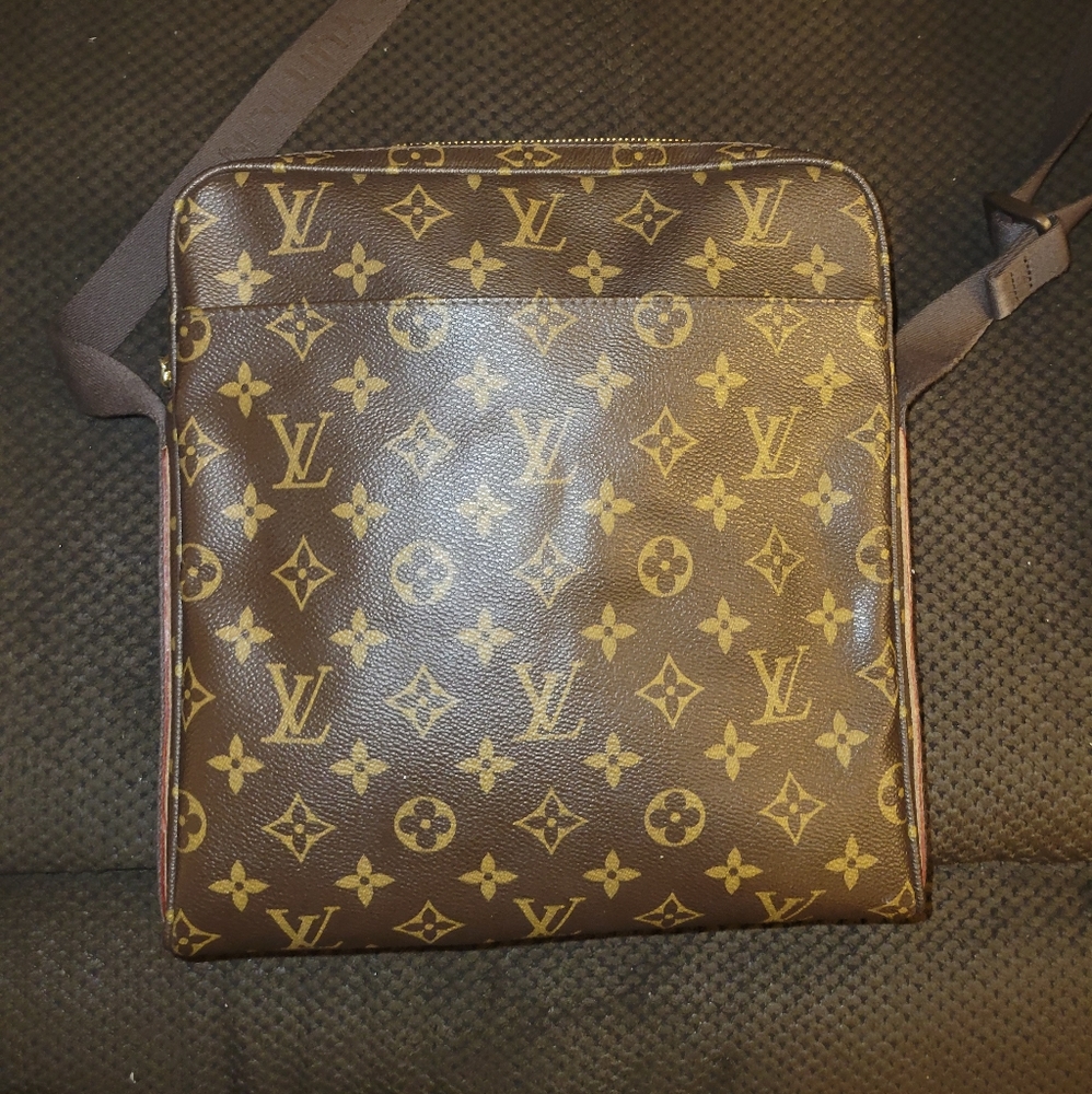 Louis Vuitton Trotteur Beaubourg Messenger Bag
